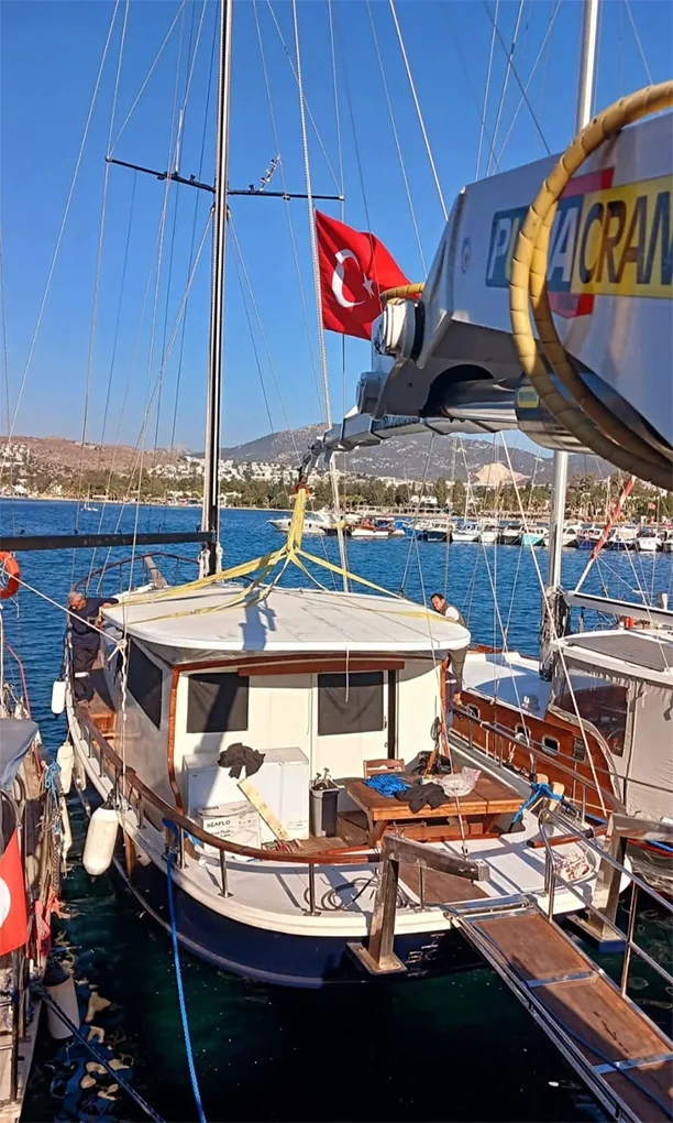 Folding marine crane installed on a sailing-yacht deck